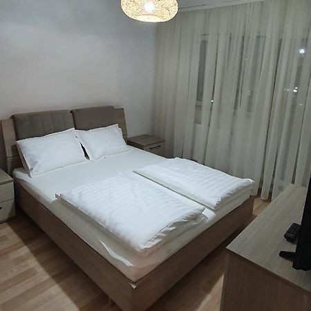 Rebecca Sweet Apartment Oradea Bagian luar foto