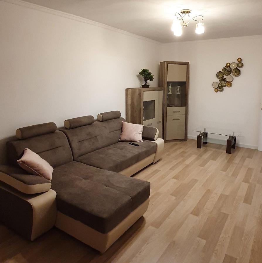 Rebecca Sweet Apartment Oradea Bagian luar foto