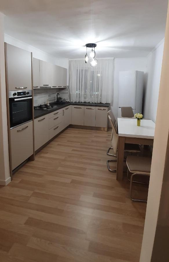 Rebecca Sweet Apartment Oradea Bagian luar foto