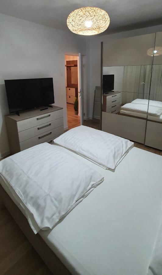 Rebecca Sweet Apartment Oradea Bagian luar foto