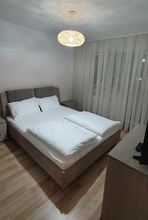 Rebecca Sweet Apartment Oradea Bagian luar foto